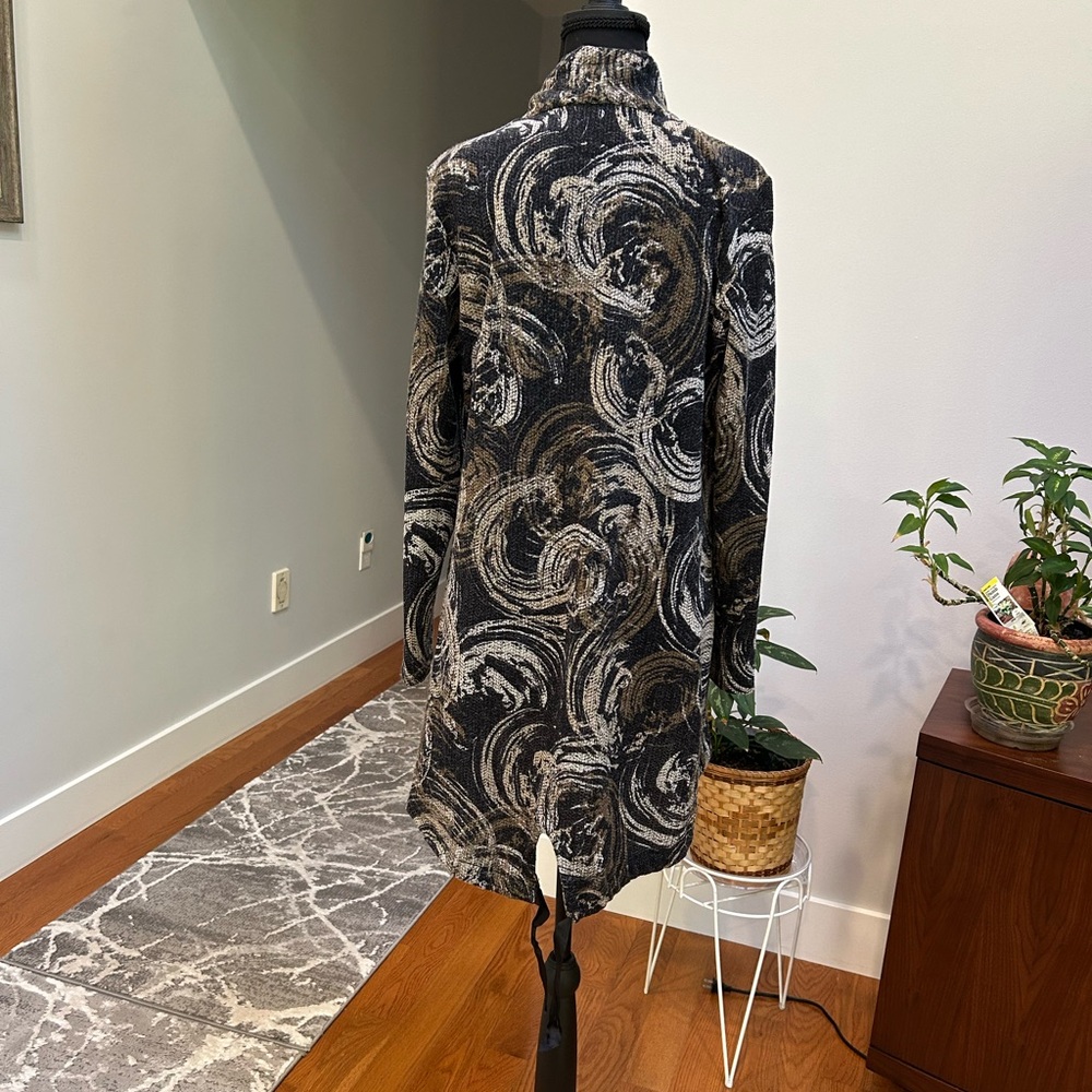 Abstract Swirl Pattern Tunic - Picture 3 of 8